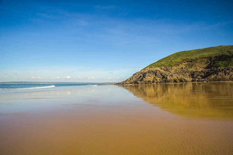 green hill near water, beach, reefs, coast, ocean, low tide HD wallpaper