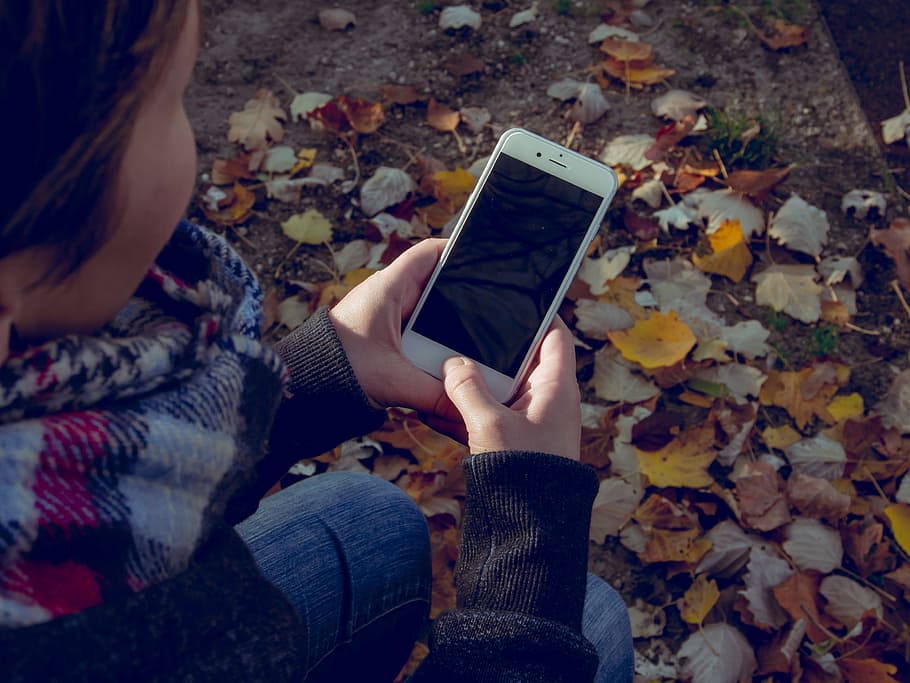 person holding iPhone while sitting, apple, 6s, plus, mobile HD wallpaper