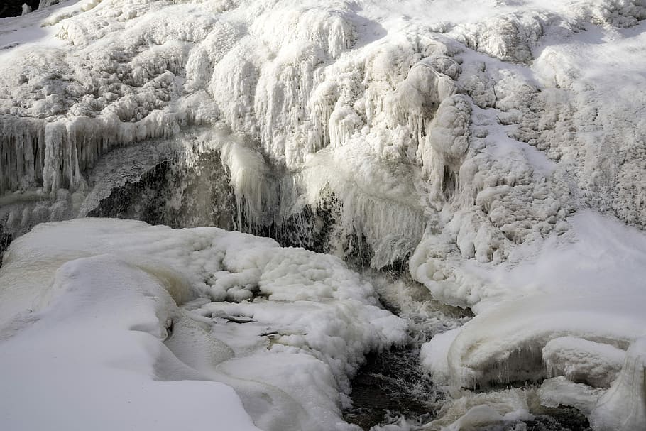 Water cascading at the frozen falls at Gooseberry Falls State Park, Minnesota, HD wallpaper