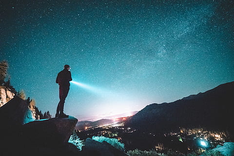 man standing near cliff, man standing on rock formation, star HD wallpaper