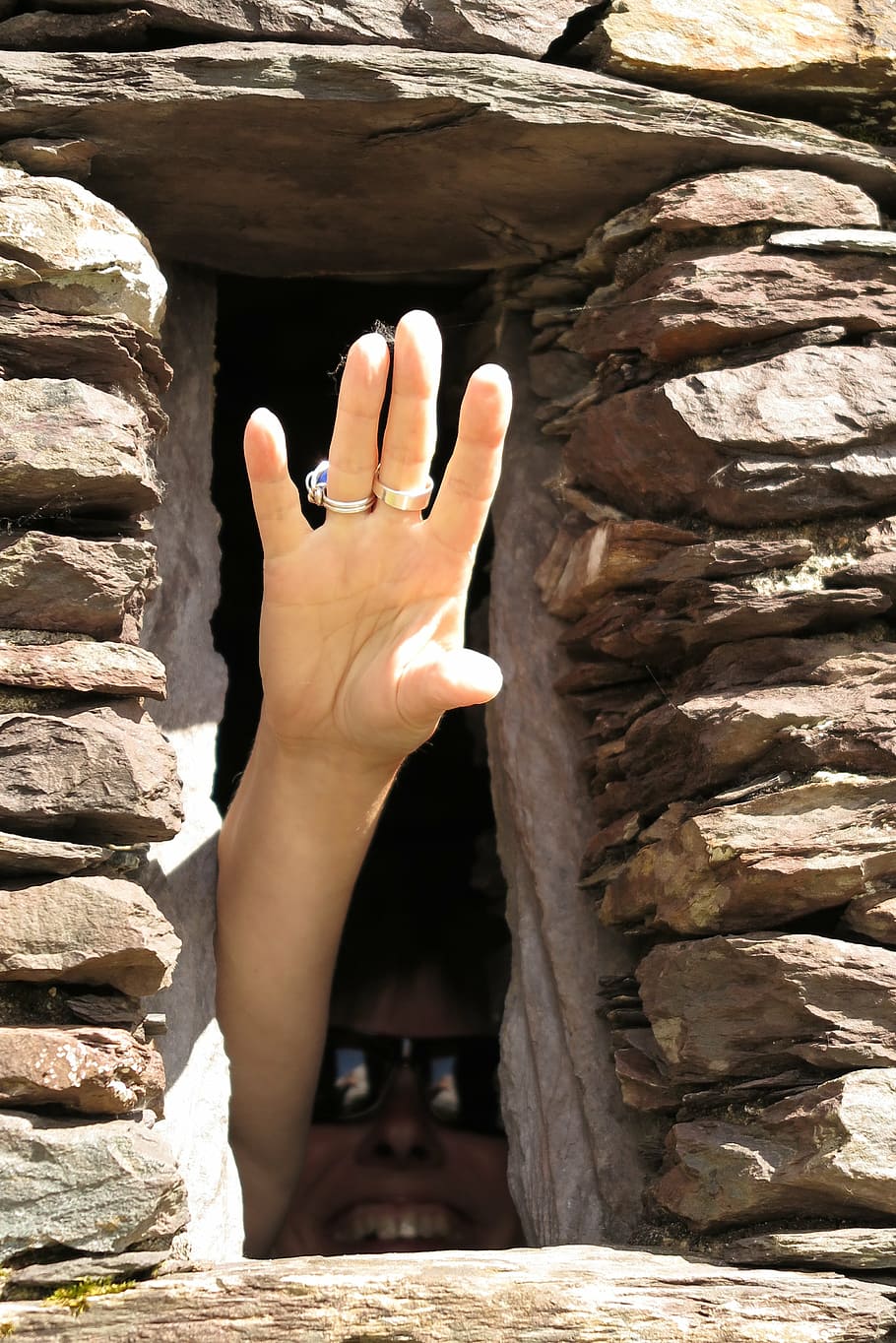 hand, holes, waving, waves, chains, wall, girl, play, fingers HD wallpaper