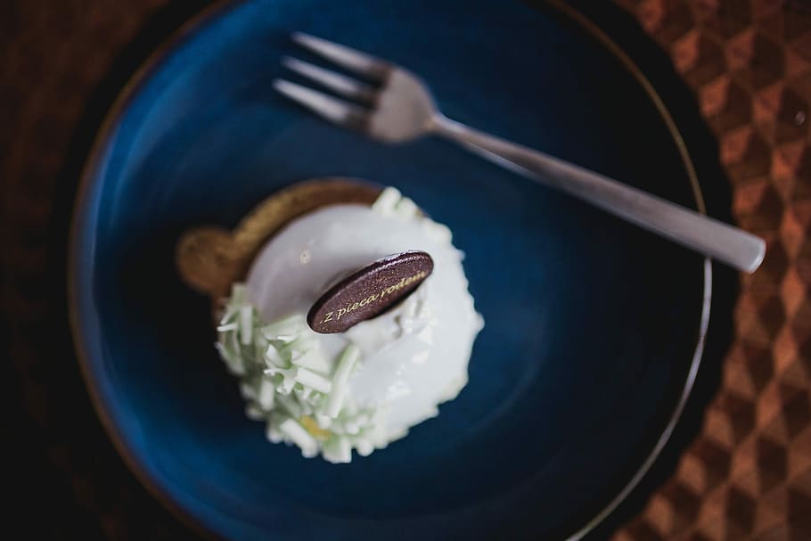 Sweet little white chocolate dessert on a blue saucer in a cake shop, HD wallpaper