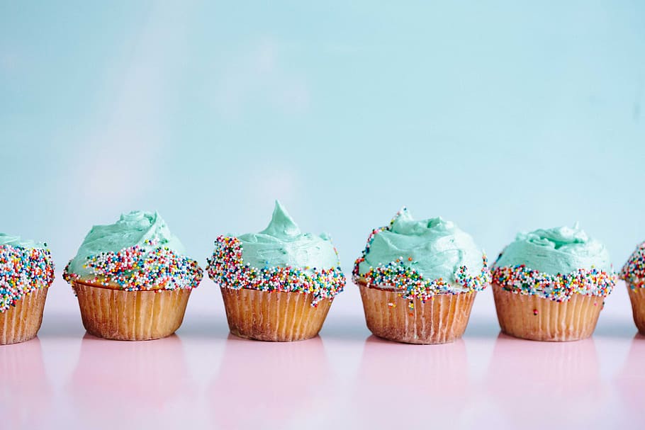 six teal icing cupcakes with sprinkles, six cupcakes with sprinkles
