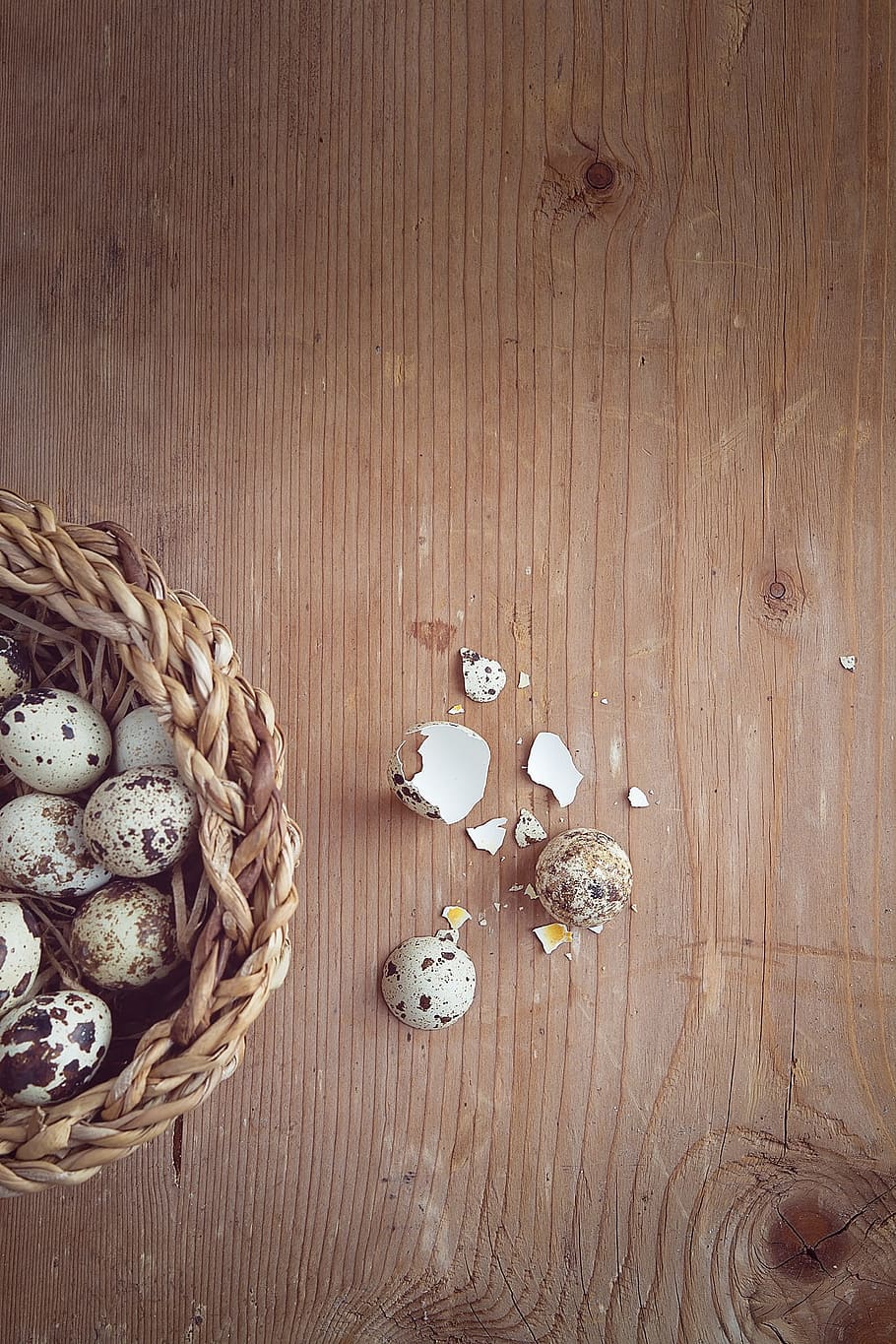 cracked quail egg, small eggs, broken, basket, easter, wood HD wallpaper