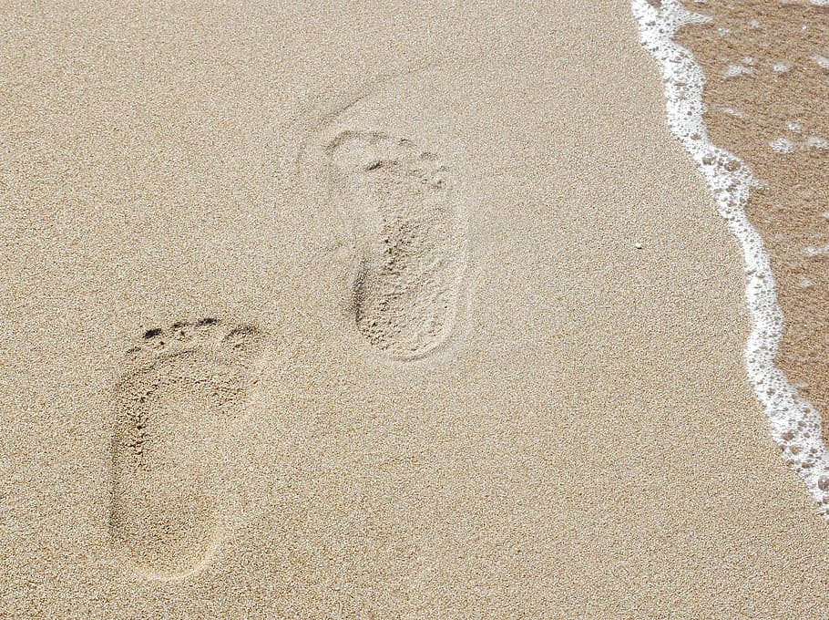 footprints on brown sand close-up photography at daytime, traces HD wallpaper