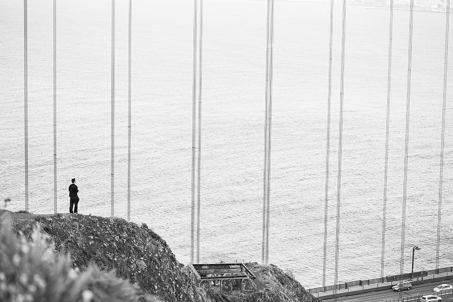 Man Stands at The Edge of The Cliff Near The Golden Gate Bridge, HD wallpaper