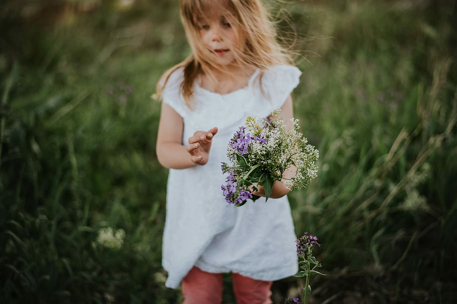 girl holding bouquet of flowers, girl in white dress holding purple and yellow flowers HD wallpaper