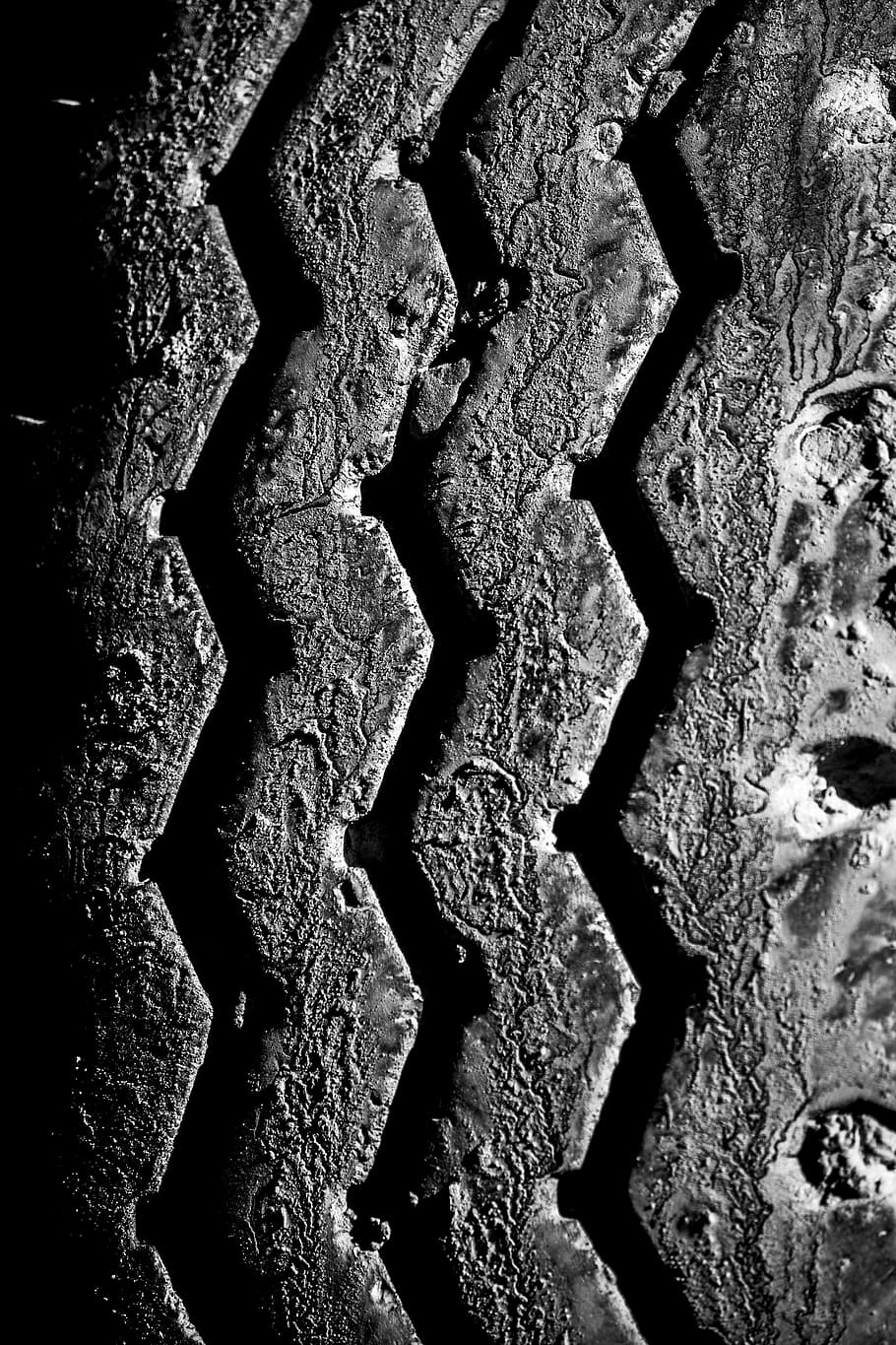 grayscale close-up photography of vehicle tire, building, construction HD wallpaper