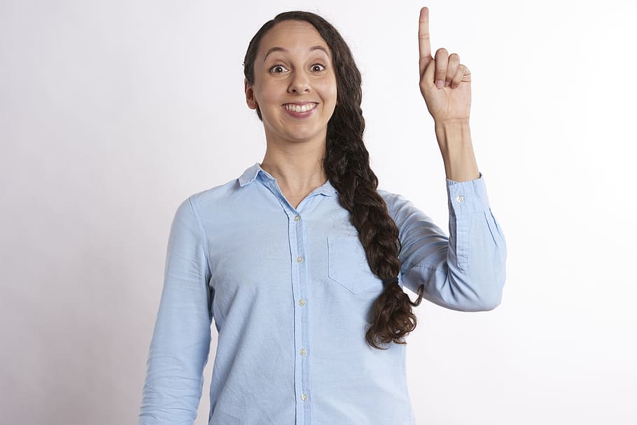 woman wearing blue button-up long-sleeve shirt standing against wall HD wallpaper