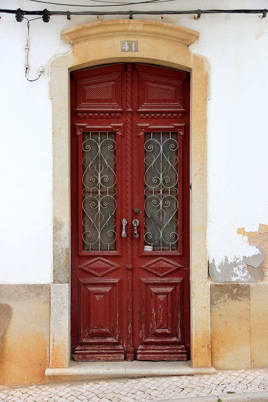 Портал s gate. Старинная дверь Грузия. Портал из дерева для дверей. Окна двери намкрасном фоне. Зар базар входные двери старые безплатные.
