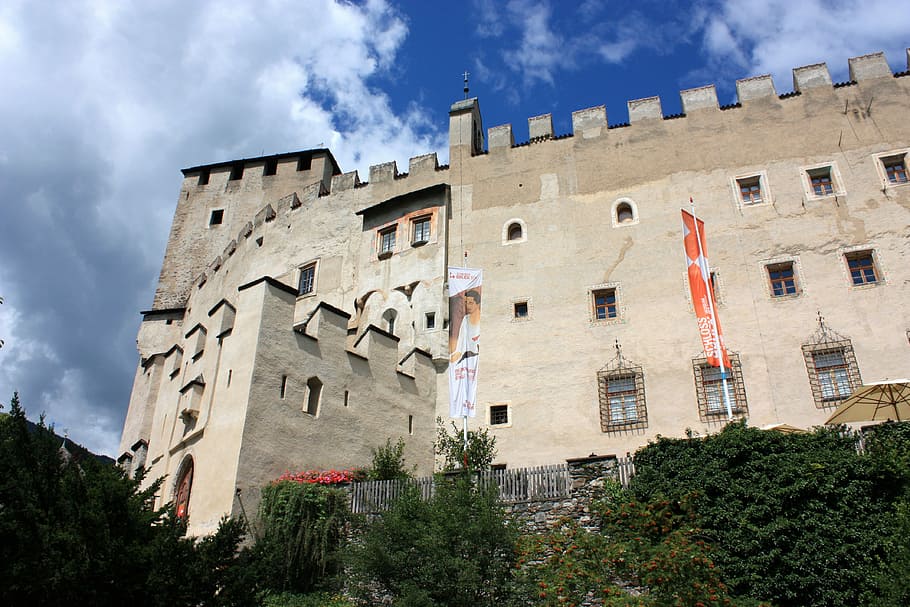 Bruck Castle with medieval walls in Lienz, Austria, cloud, public domain HD wallpaper
