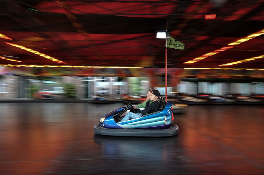 panning photography of two men riding bump car, bumper cars, fair, HD wallpaper