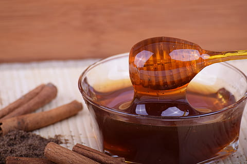 honey-cinnamon-bowl-bee-honey-thumbnail.jpg