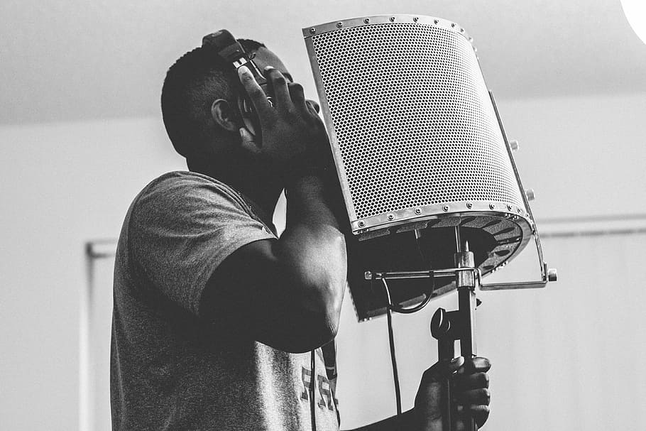 grayscale photo of a man sitting in front of a microphone, guy HD wallpaper