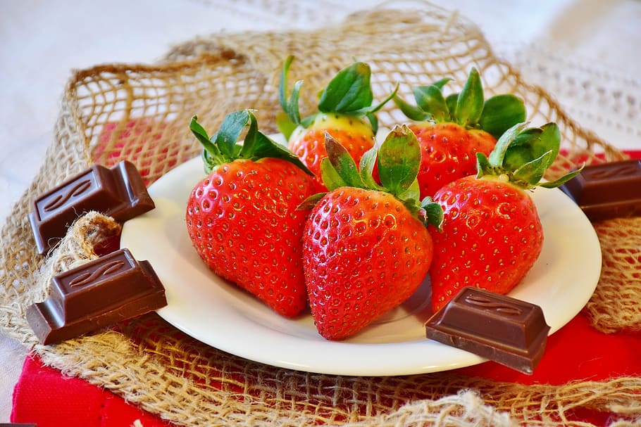 strawberries and chocolate on plate, fruit, close, fruits, red HD wallpaper