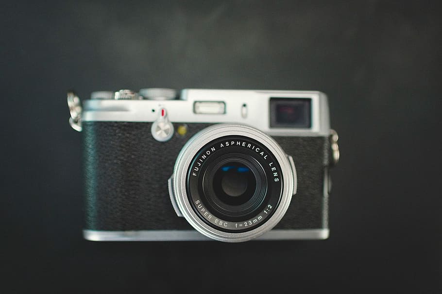 black and gray MILC camera on top of black surface, black and silver digital camera HD wallpaper