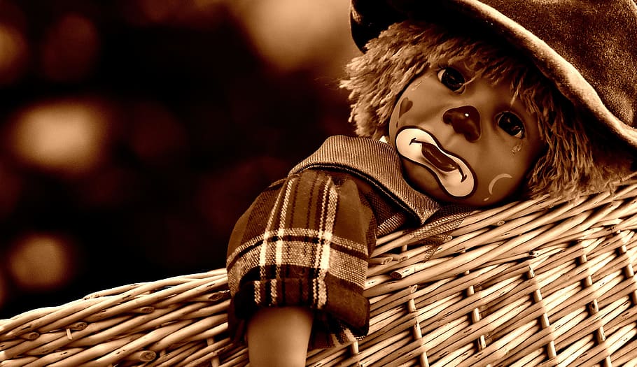 clown kid on brown wicker basket, doll, sad, sepia, sweet, funny, HD wallpaper