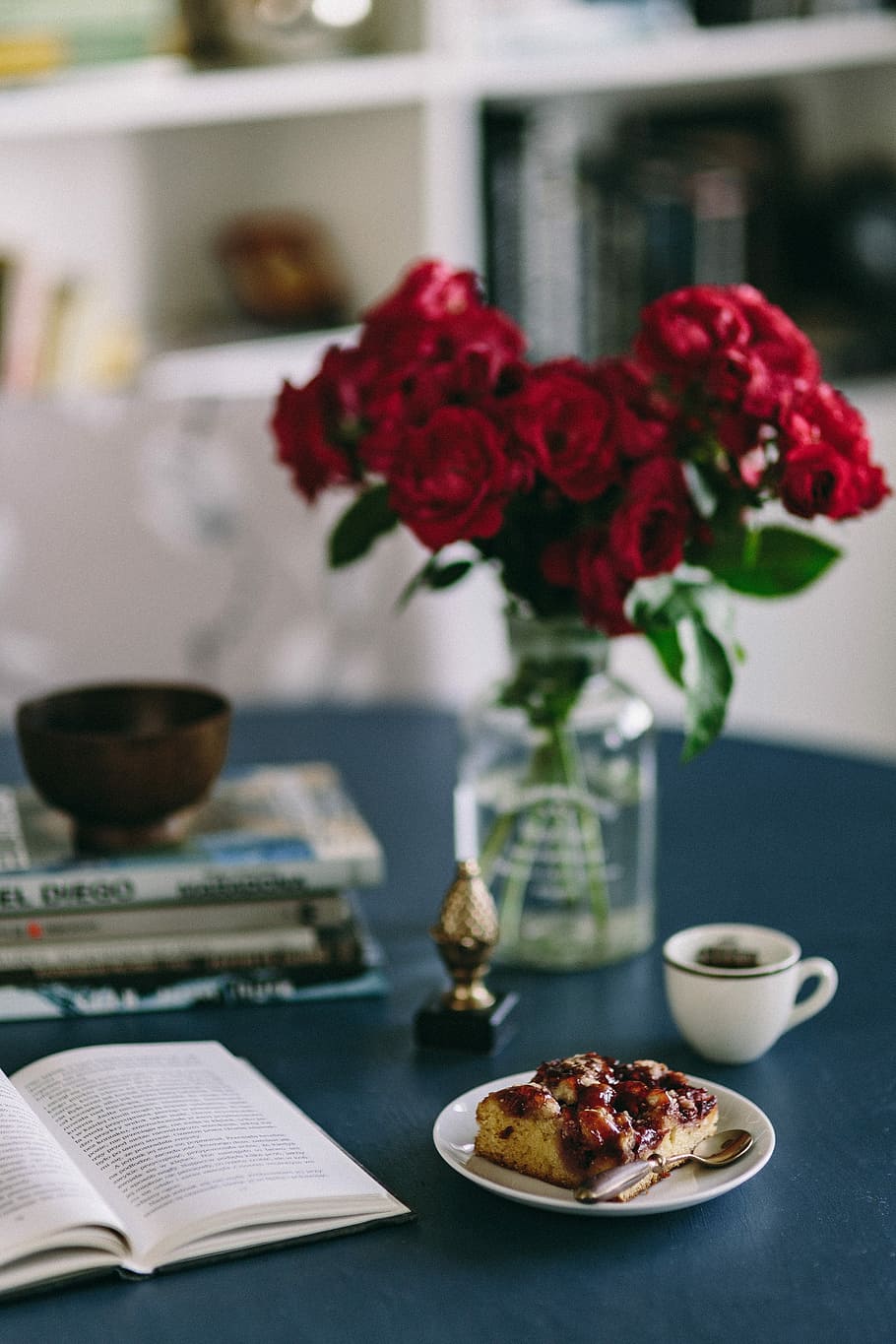 Red roses, cake nad Apple iPhone 6, coffee, book, essentials