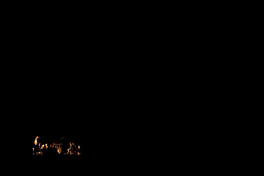 Bạn yêu thích cuộc picnic và trại lửa trong đêm tối, và bạn muốn tìm một hình nền độc đáo cho điện thoại của mình? Hãy xem ngay bức ảnh hình nền đen tối đầy lửa trại và picnic này, đảm bảo sẽ khiến bạn muốn sẵn sàng chạy ra ngoài để trải nghiệm ngay!