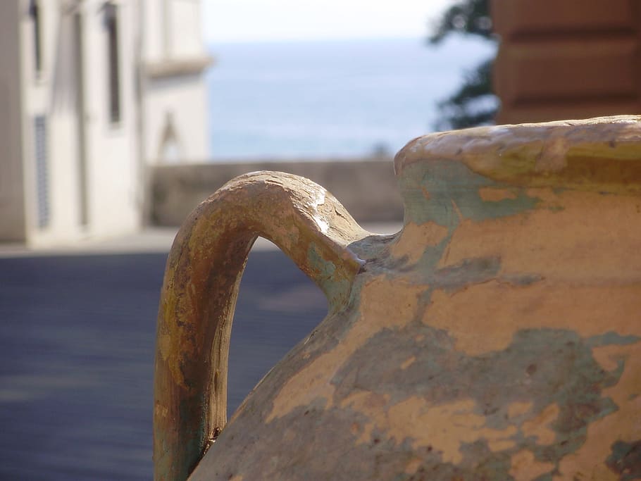 sea, macro, pot, focus on foreground, rusty, metal, water, architecture HD wallpaper