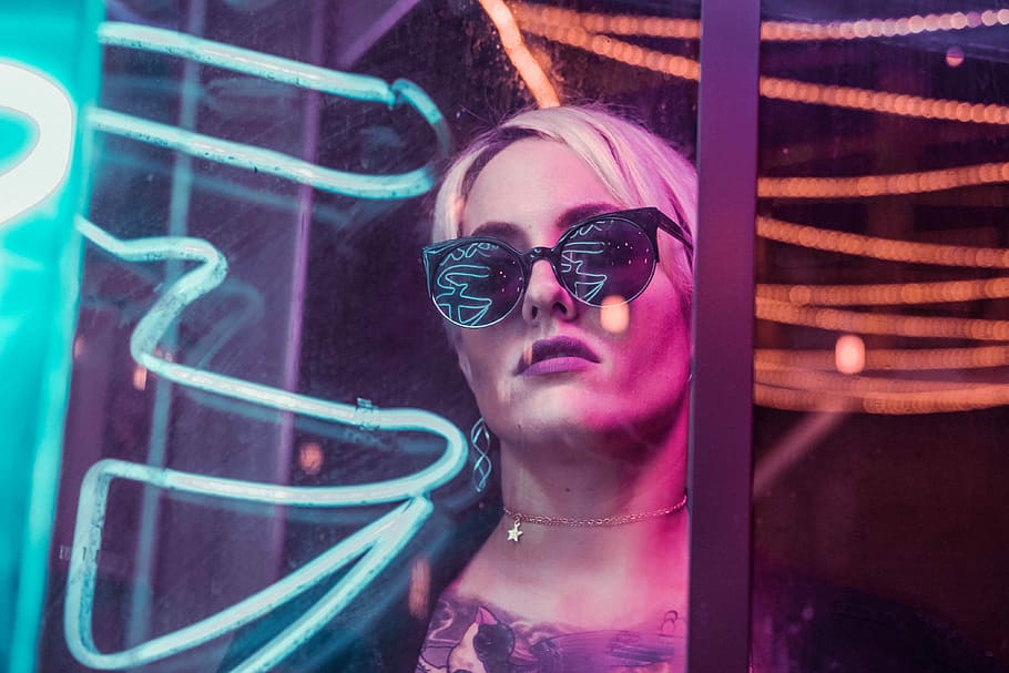 woman wearing black sunglasses through glass, photo of woman standing near glass wall HD wallpaper