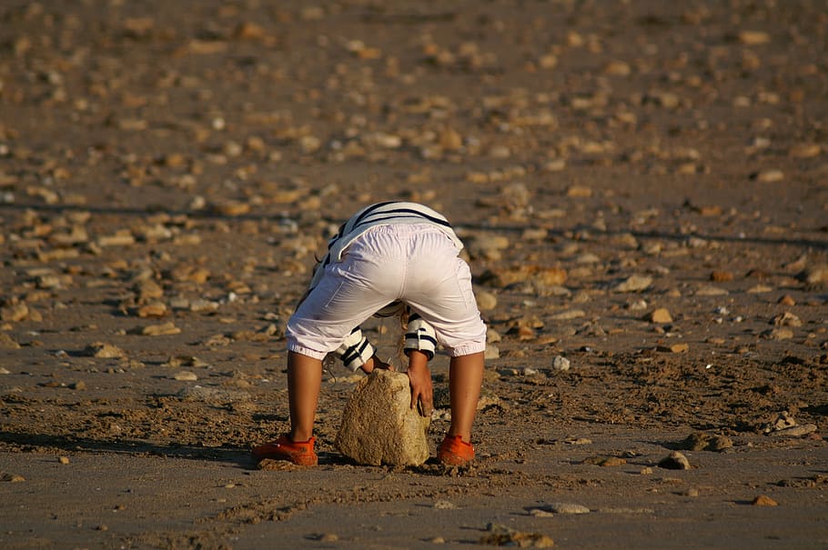 child, beach, game, pierre, sand, fun, colors, pebble, young HD wallpaper