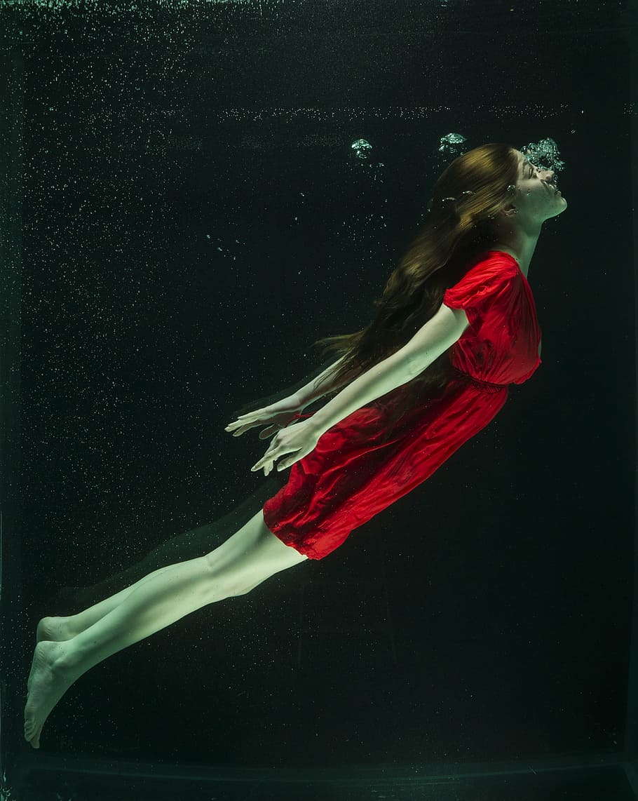 photo of woman in red dress under water, fashion, increased, tank