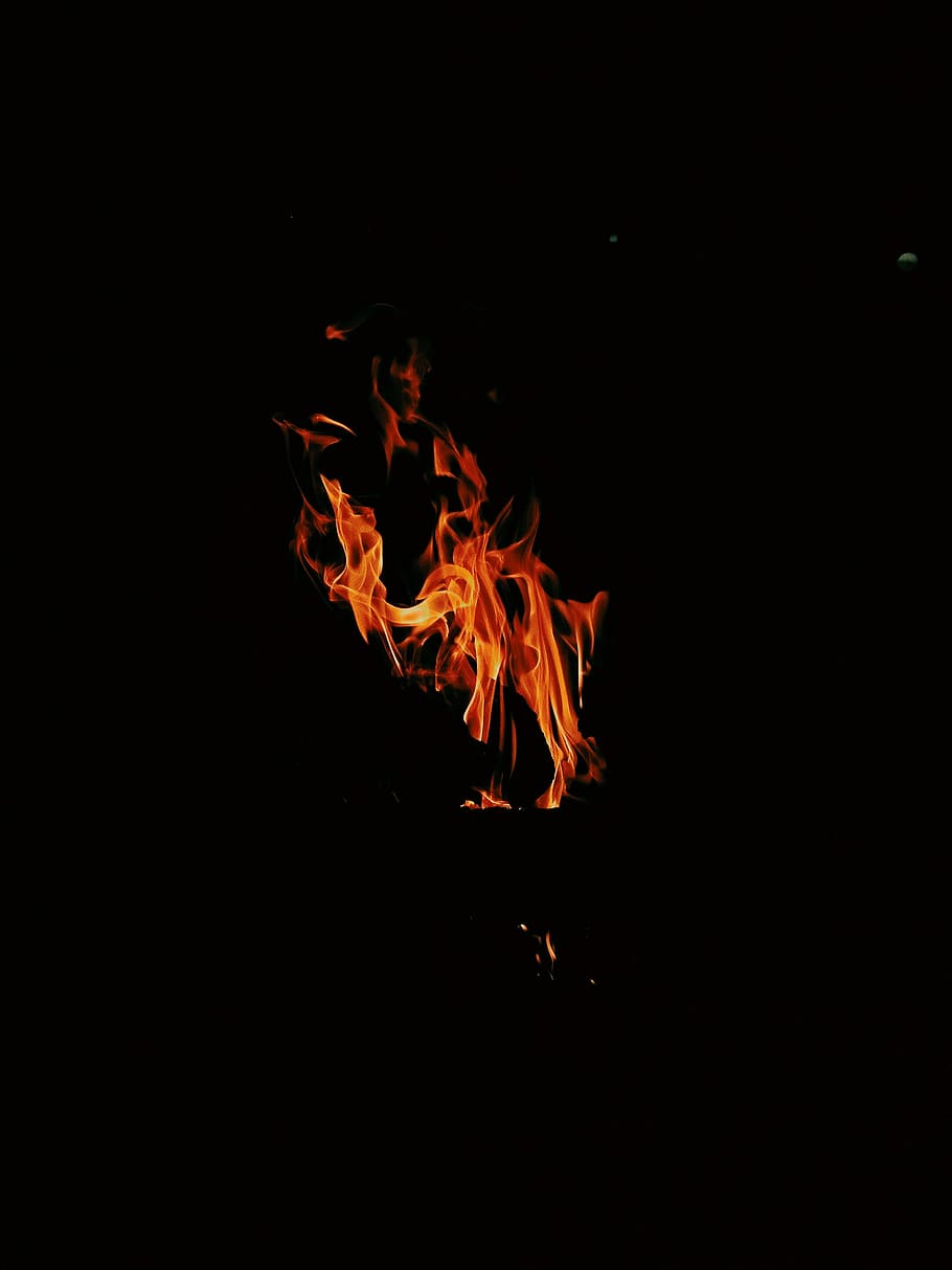 Ревущий огонь. Ревущее пламя. Черный огонь картина. Amoled обои огонь. Burning black