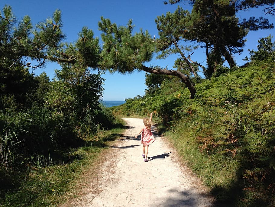 beach, path, holiday, summer, child, marching, fun, skip, skipping HD wallpaper