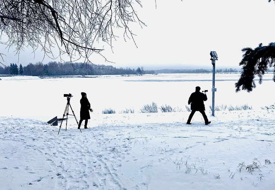 Rush Photo on the Volga River near Dubna (Russia), two person standing on snow HD wallpaper