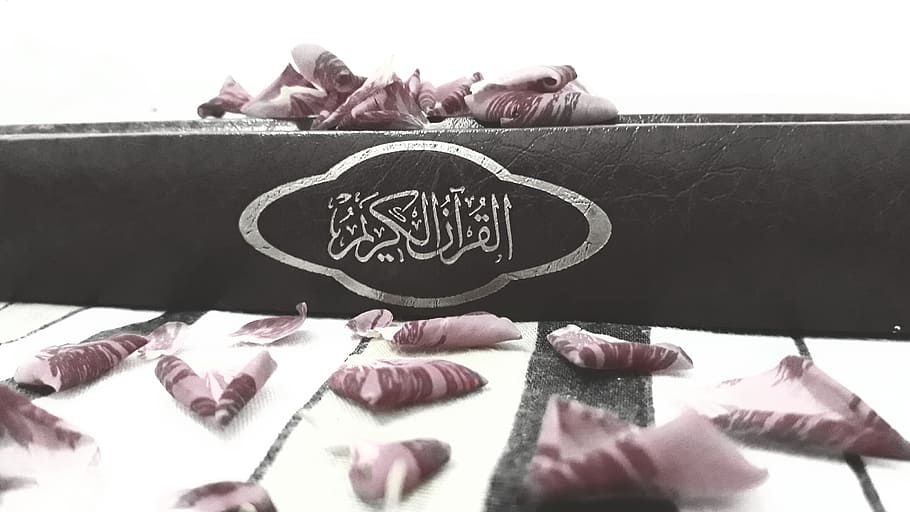 صورة اسلامية من موقع wallpaper flare Quran-flower-book-religion