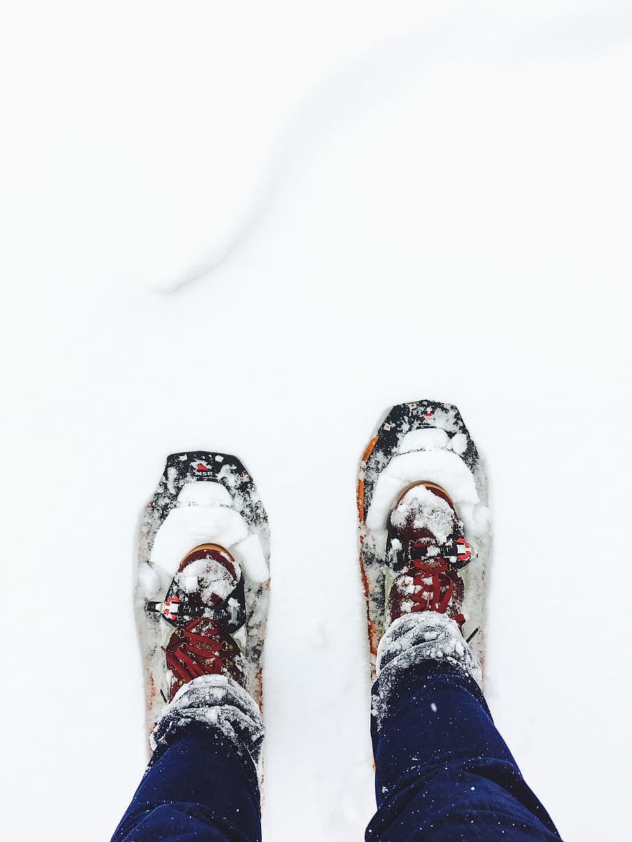 person wearing blue jeans standing on snow, person wearing snow shoes standing on snow HD wallpaper