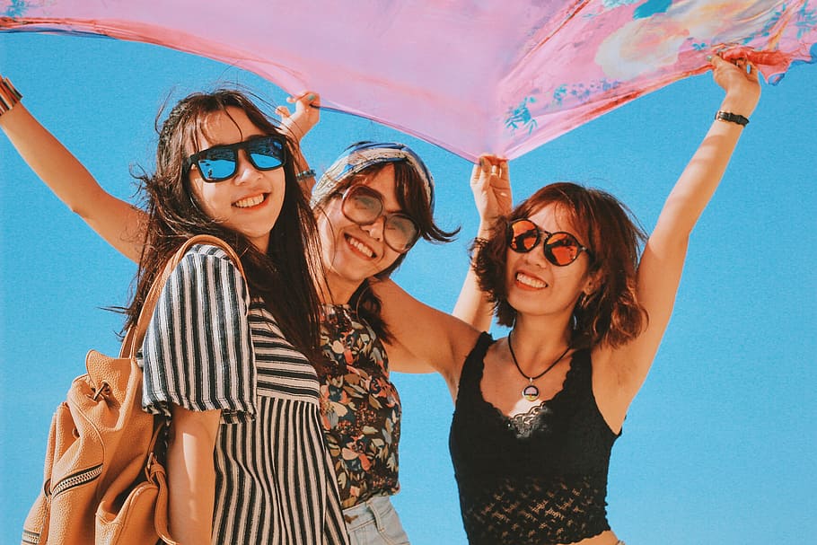 Smiles :), women wearing sunglasses, smiling, friendship, fun HD wallpaper