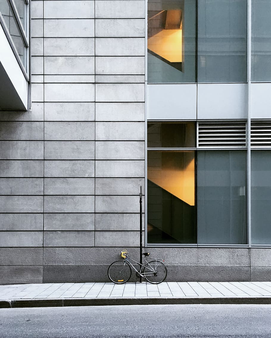 grey bicycle, grey bicycle parked near grey concrete building during daytime HD wallpaper