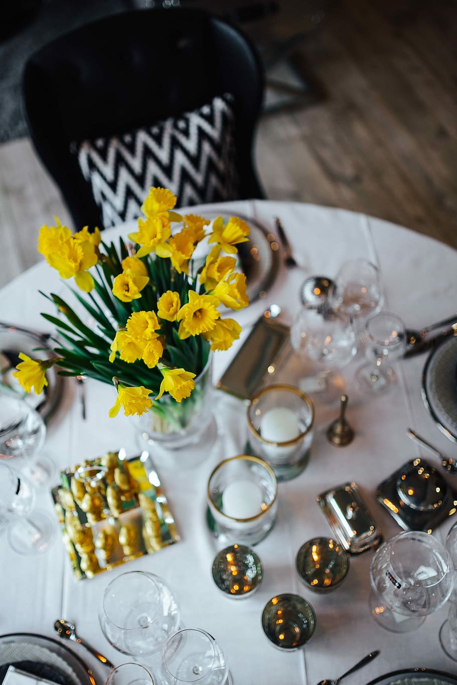 Table decorations with golden motifs, lunch, dinner, restaurant HD wallpaper