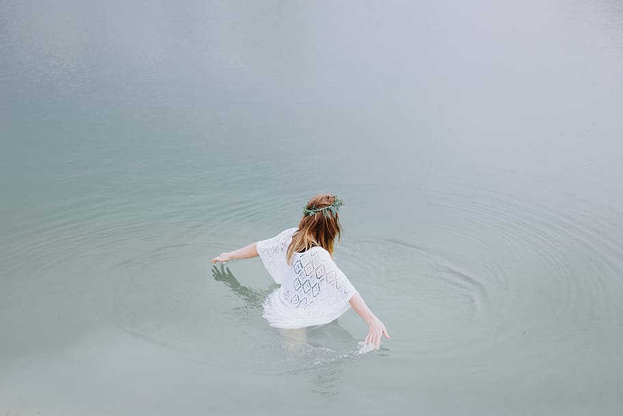 Ksenia calm. Девушка плескается в воде. Девушка стоит в воде. Стоит в воде.