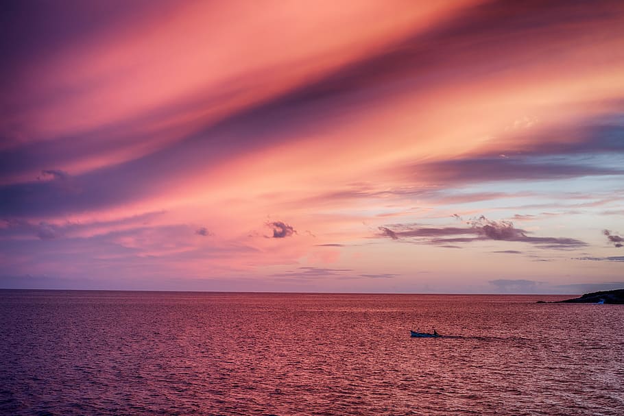 sea under purple sky, boat sailing on body of water, pink, cloudy HD wallpaper