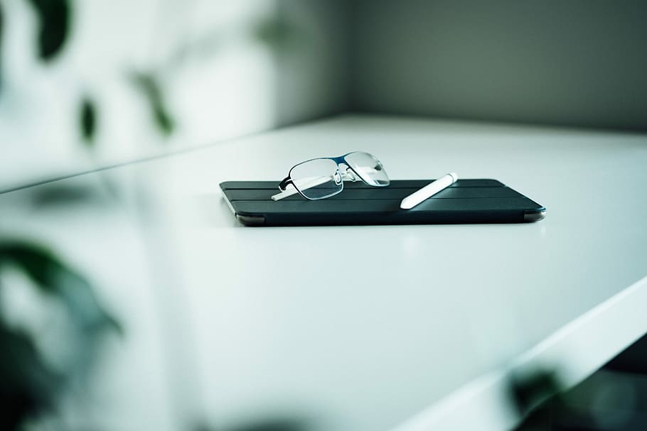 shallow focus photo of smartphone and eyeglasses, Apple Pen and black framed eyeglasses on top of tablet with black flip case HD wallpaper