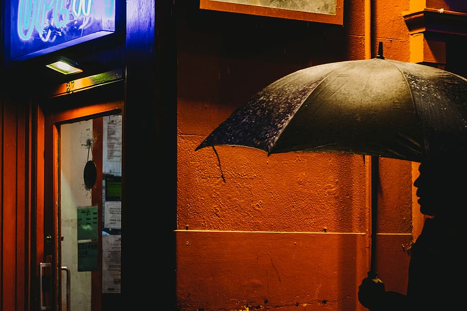 silhouette of person holding umbrella, silhouette of man holding umbrella on street HD wallpaper