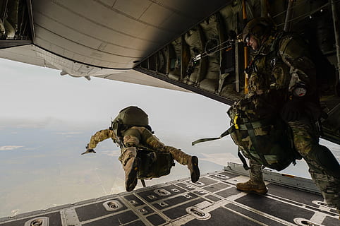 soldier skydiving, parachute, parachuting, jumping, training HD wallpaper