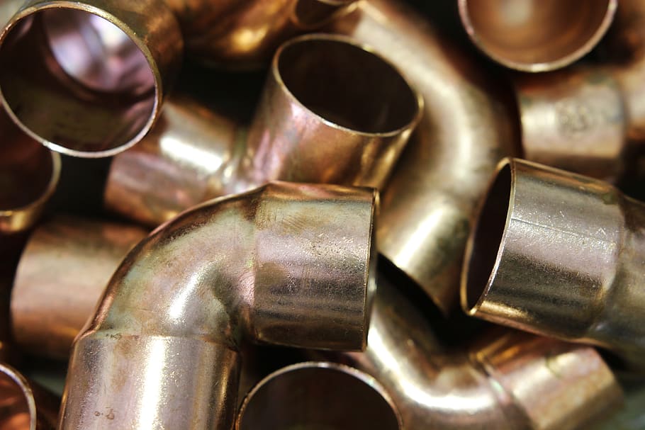 closeup photo of brass-colored pipe lot, copper, fittings, plumbing, HD wallpaper