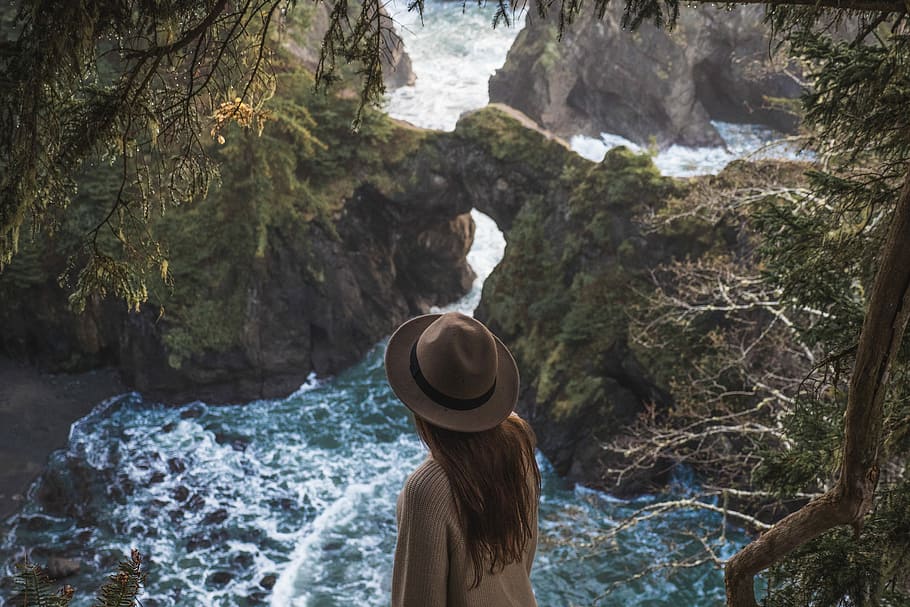woman in brown hat above body of water during daytime, woman staring at the body of water HD wallpaper