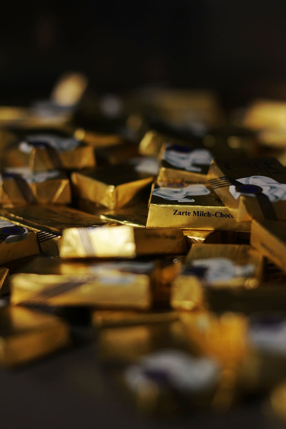 chocolate, chocolates, background, merenda, selective focus HD wallpaper