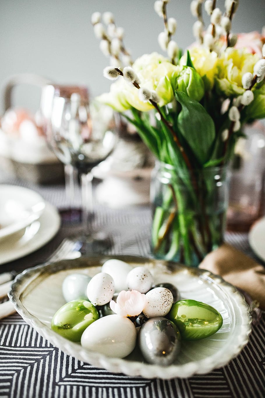 Round dinner table decorated with easter motifs, grey, holidays, HD wallpaper