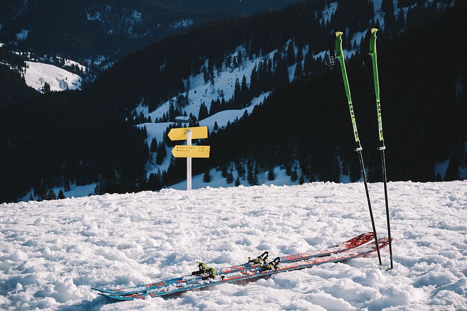 snow ski set on snow field, assorted-color snowski on field snow during daytime HD wallpaper