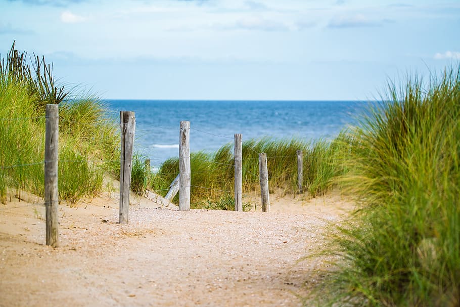 five gray concrete posts under white and blue sky, thin, sea HD wallpaper