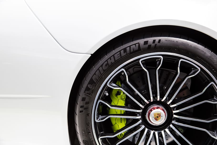 Closeup shot of the alloy wheel of a Porsche racing sports car, HD wallpaper