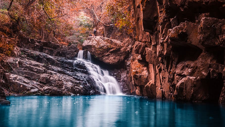 waterfalls surrounded by rocks during daytime, waterfalls streaming trough rocks HD wallpaper