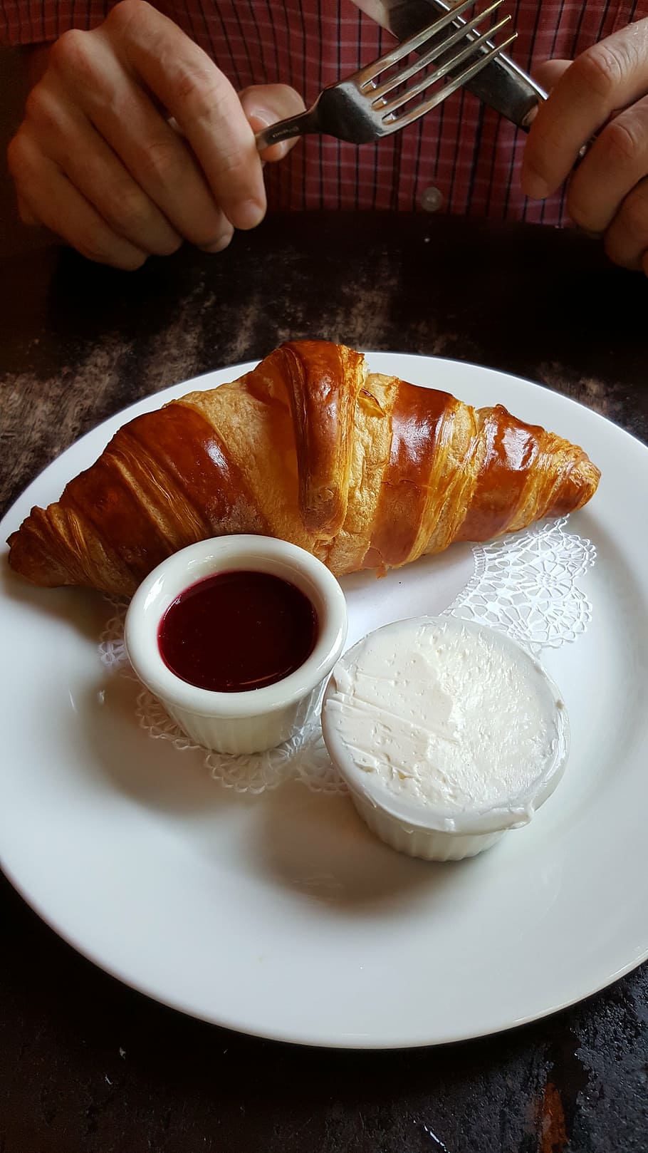 breakfast, croissant, pastry, human hand, food and drink, human body part HD wallpaper