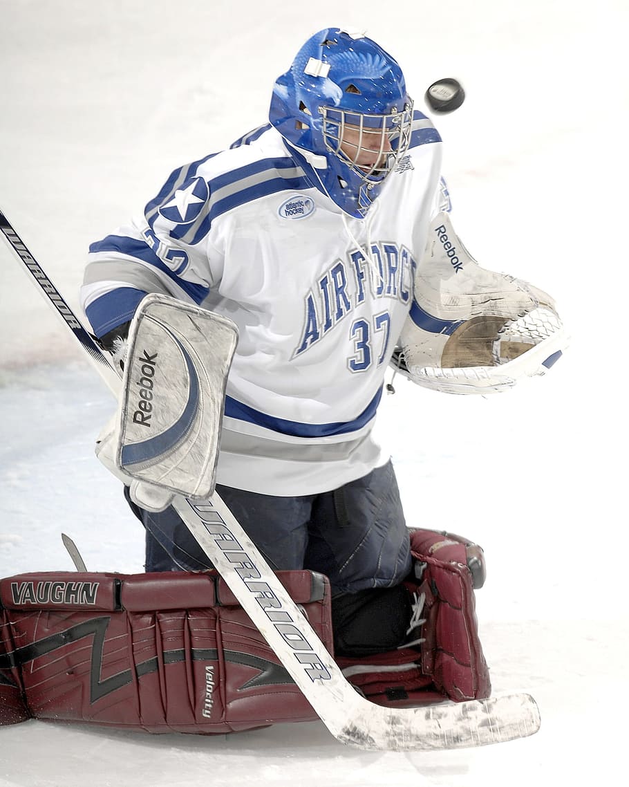 person wearing hockey uniforms kneeling on hockey field, sports, HD wallpaper